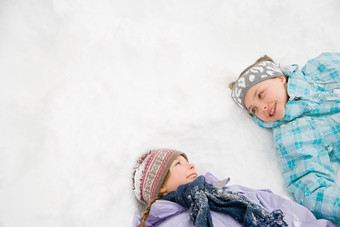 简约风在雪地上的儿童摄影图