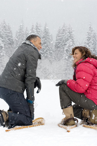 灰色调雪中的夫妇摄影图