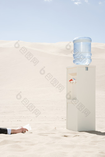 清新沙漠中的饮水机摄影图
