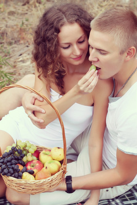 吃水果的年轻夫妇