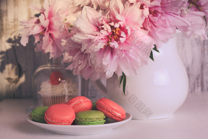 盘子里的饼干和粉色鲜花