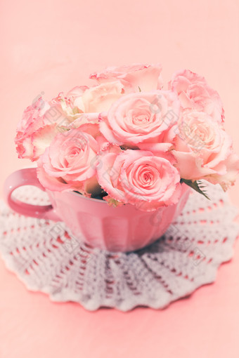 水杯里的粉色玫瑰花