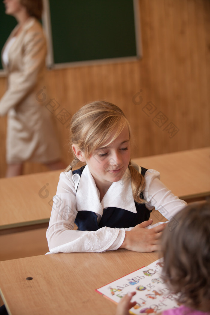 书桌前学习的小女孩