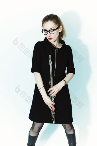 简约吹笛子的女人摄影图