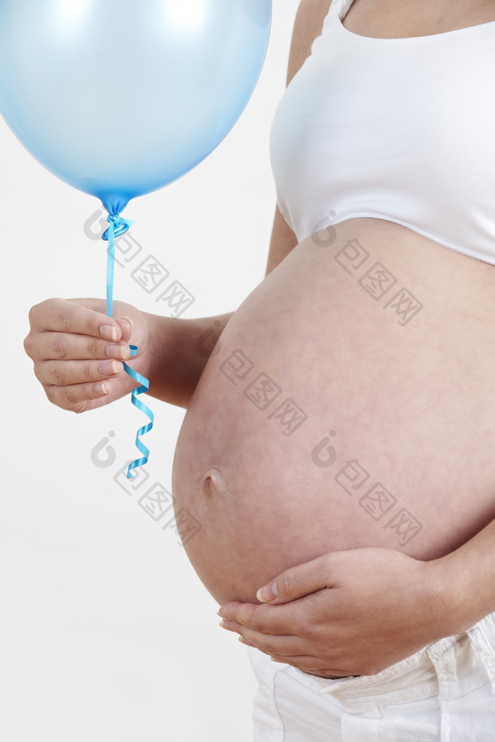 灰色拿汽球的孕妇摄影图