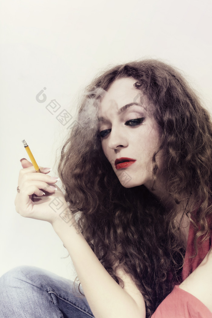 卷发年轻女性抽烟