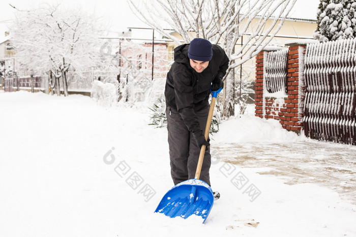 铲雪的男人摄影图