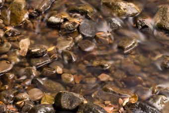 河水中的石头<strong>石子</strong>