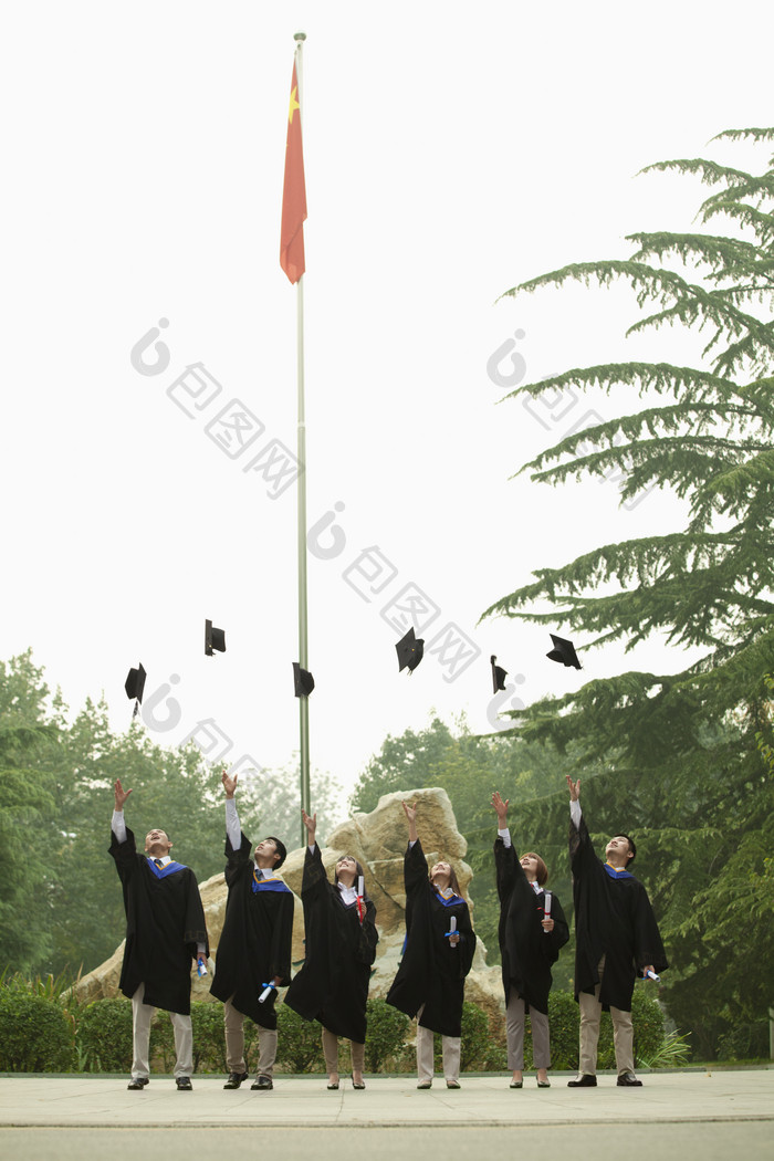 抛起学位帽的学生们