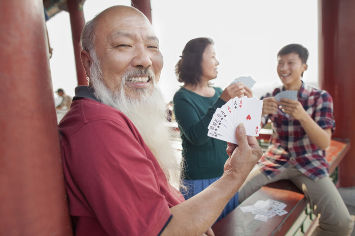 打牌的老年人摄影图