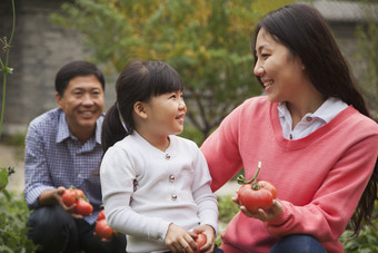 摘西红柿的<strong>母女摄影图</strong>