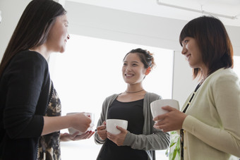 办公室喝下午茶的女人