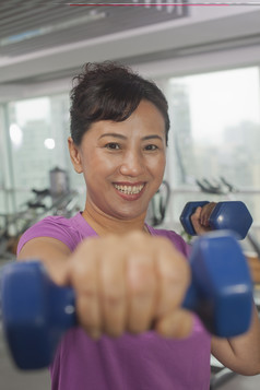 女人锻炼健身妇女成熟的举哑铃运动锻炼摄影