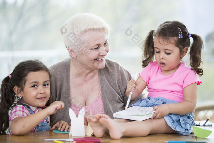 简约风格奶奶和孙女摄影图