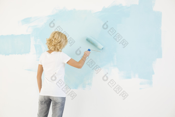 简约风格在刷墙的一个人摄影图
