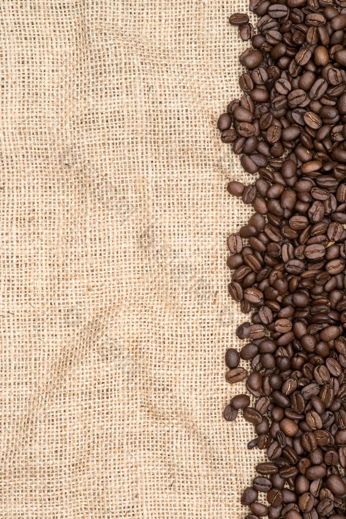 深色调一侧的咖啡豆摄影图