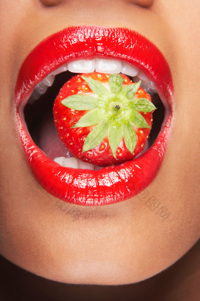 深色调女人口草莓摄影图