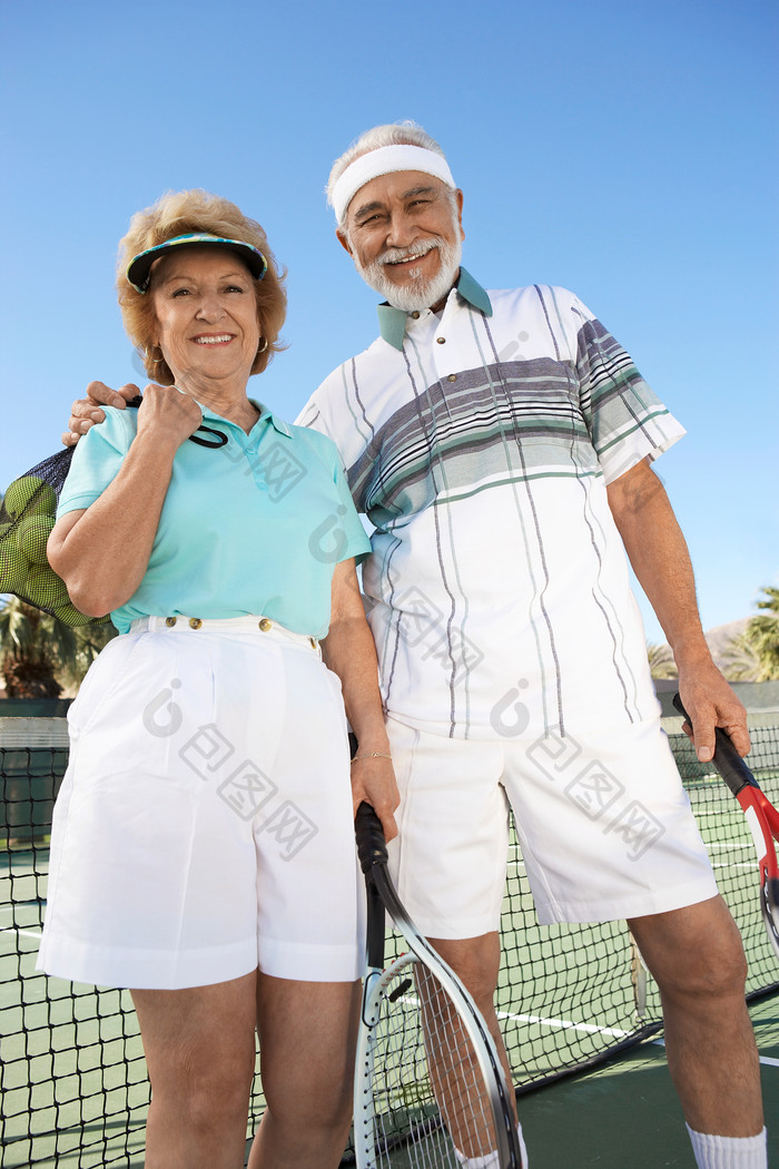打网球运动的老年人