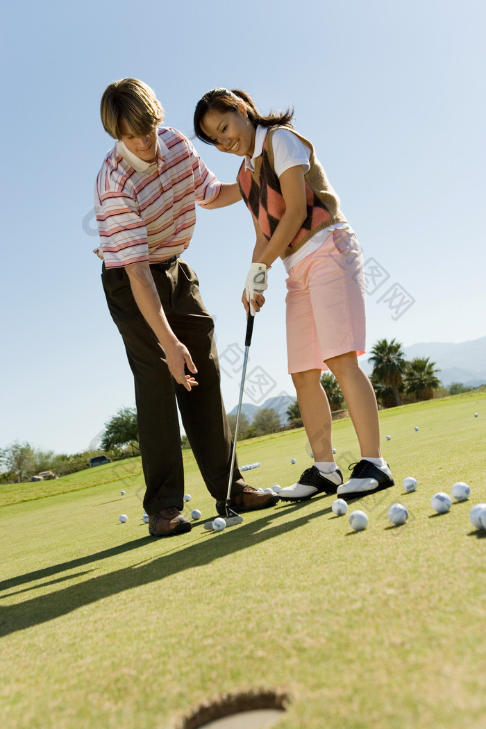 打高尔夫球学习的小女孩