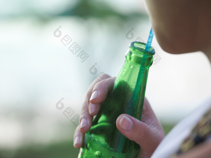 吸管喝汽水的人物