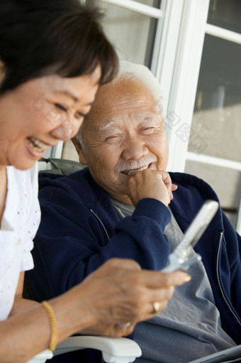 玩手机开心的老年人