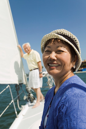 中年男女帆船游玩