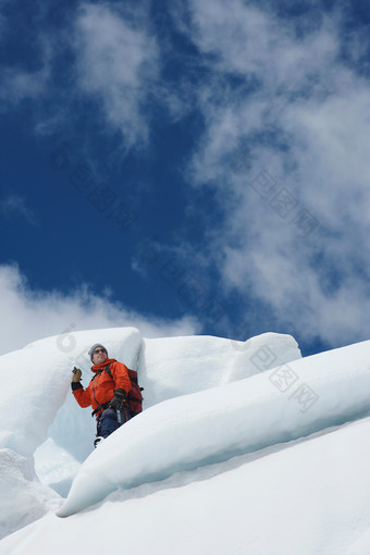 蓝色调在登山的人摄影图
