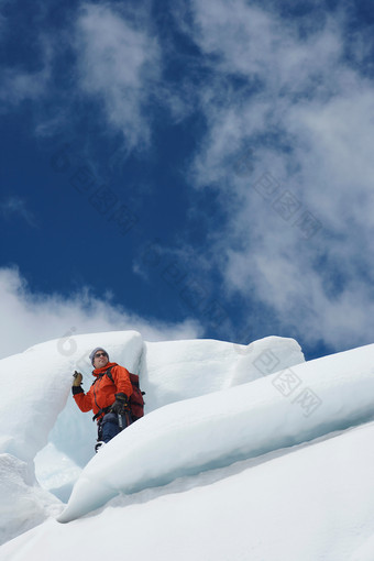 蓝色调在<strong>登山</strong>的人摄影图