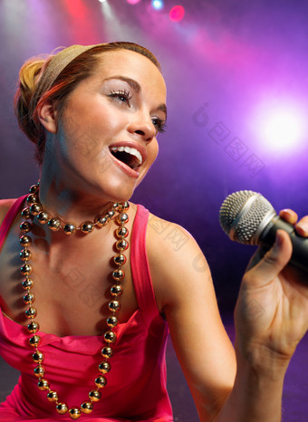 炫彩唱歌的女人摄影图
