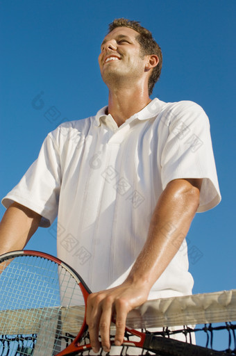 蓝色调打网球的男人摄影图