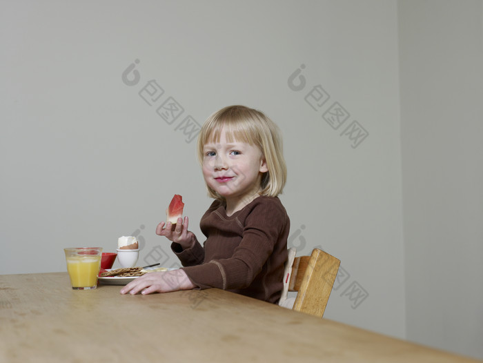 灰色调吃东西的孩子摄影图