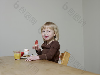 灰色调吃东西的孩子摄影图