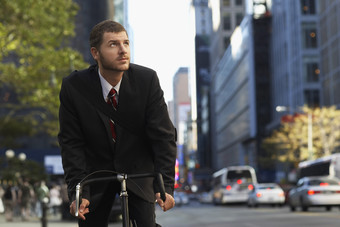 城市街道上骑自行车男人