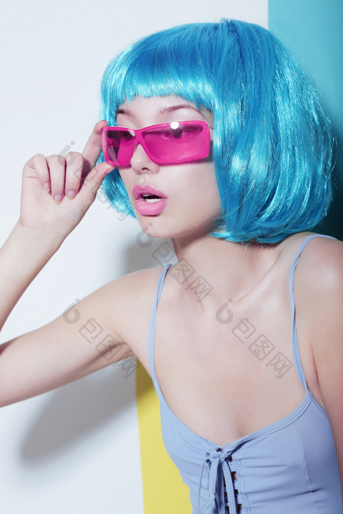 蓝色假发粉色墨镜年轻自信女孩图片摄影图