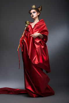 穿红色复古长袍的女人