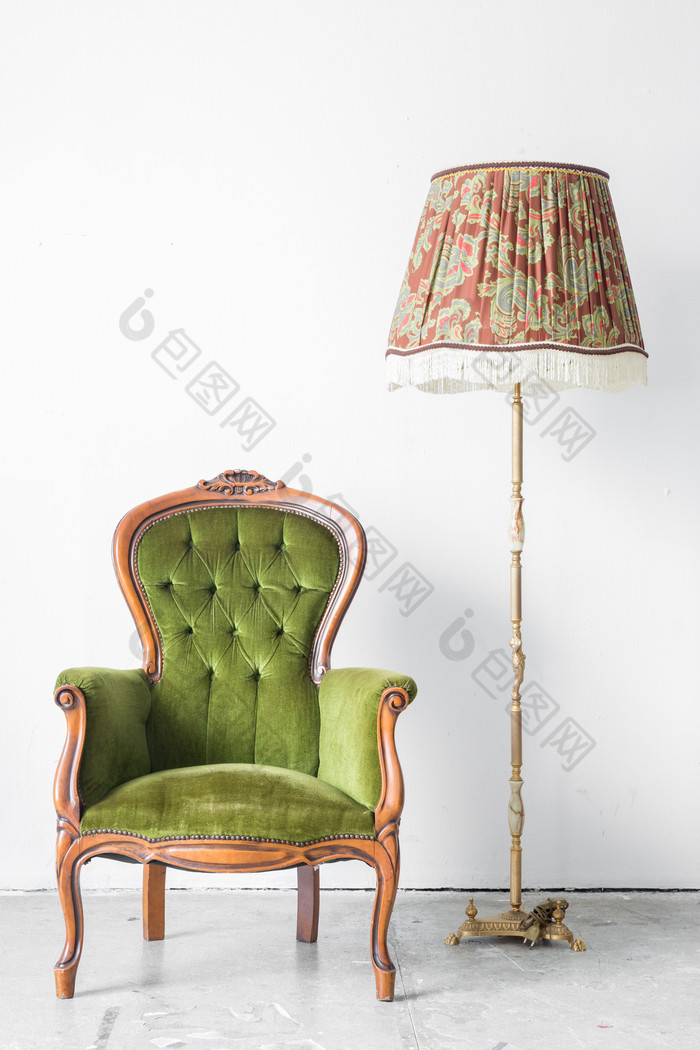 绿色沙发椅和落地灯