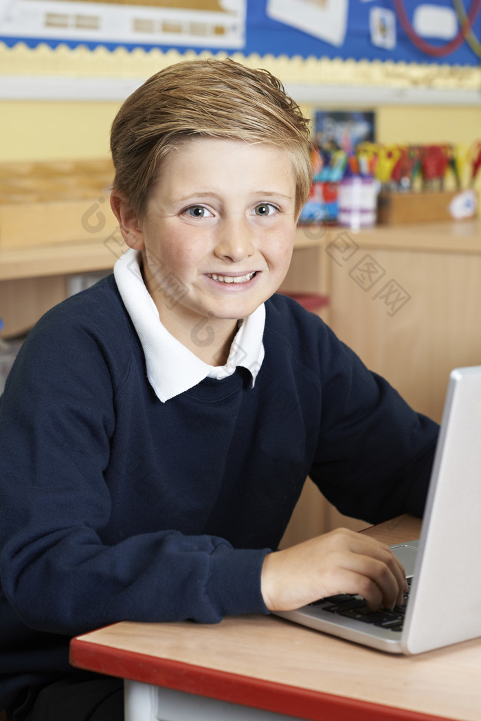 男孩开心在教室上电脑课