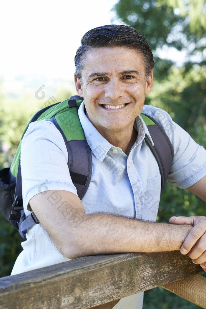 中年男人背包徒步旅行