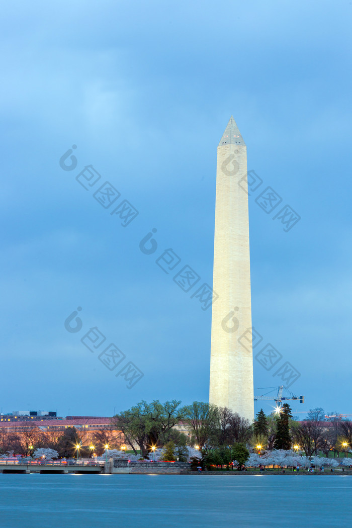 蓝色调华盛顿纪念碑摄影图