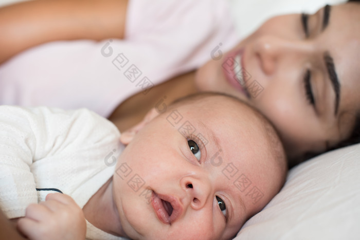 简约风格抱着婴儿睡觉摄影图