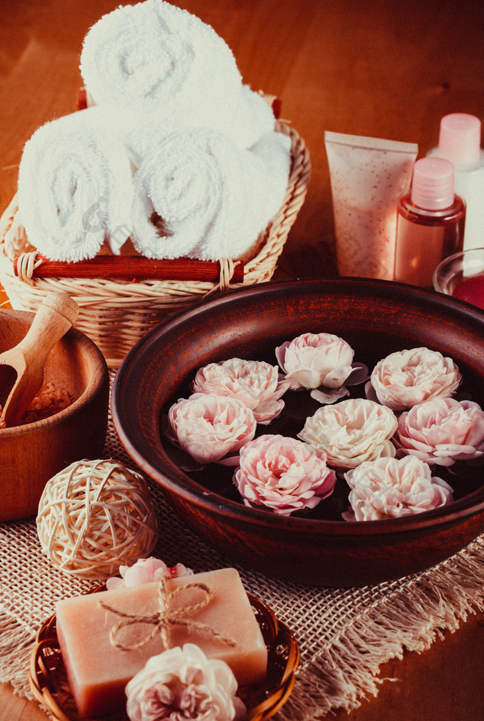 碗里的花朵和香薰香皂