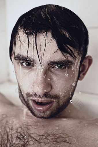 暗色洗澡的男人摄影图