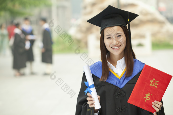 穿着学士服的女大学生