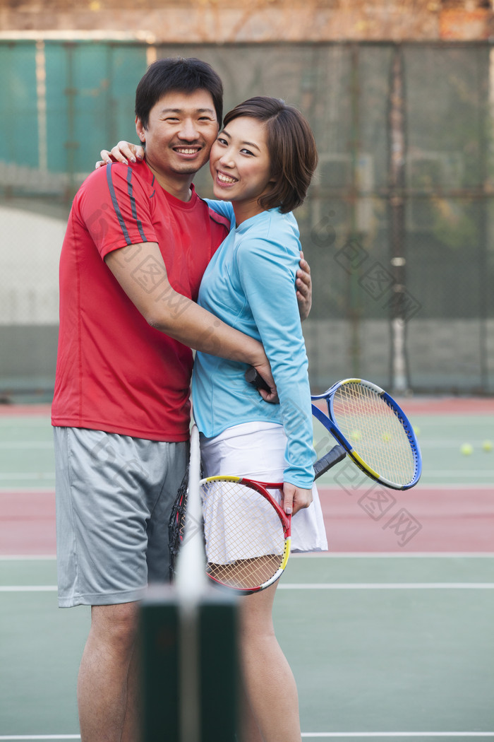 男人女人情侣夫妻拥抱微笑打羽毛球体育摄影
