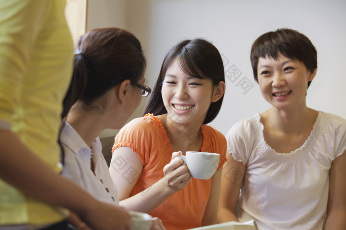 一群人女人成熟的朋友姐妹微笑聚会聚餐摄影