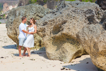 情侣海边沙滩牵手拥抱拥吻男子女子外国度假