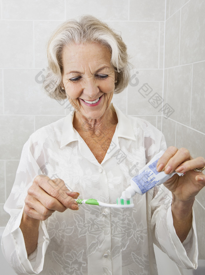简约刷牙的老年人摄影图