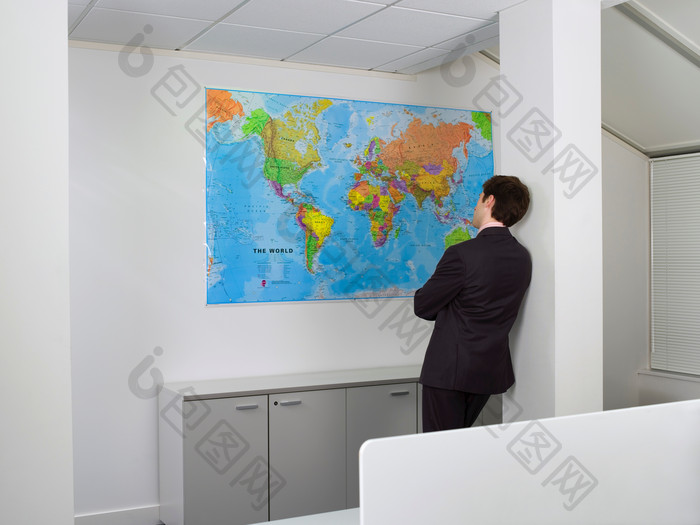 商务男士看着墙上的地图