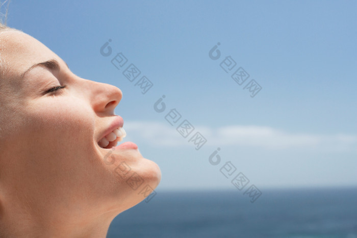 女子闭眼仰头微笑