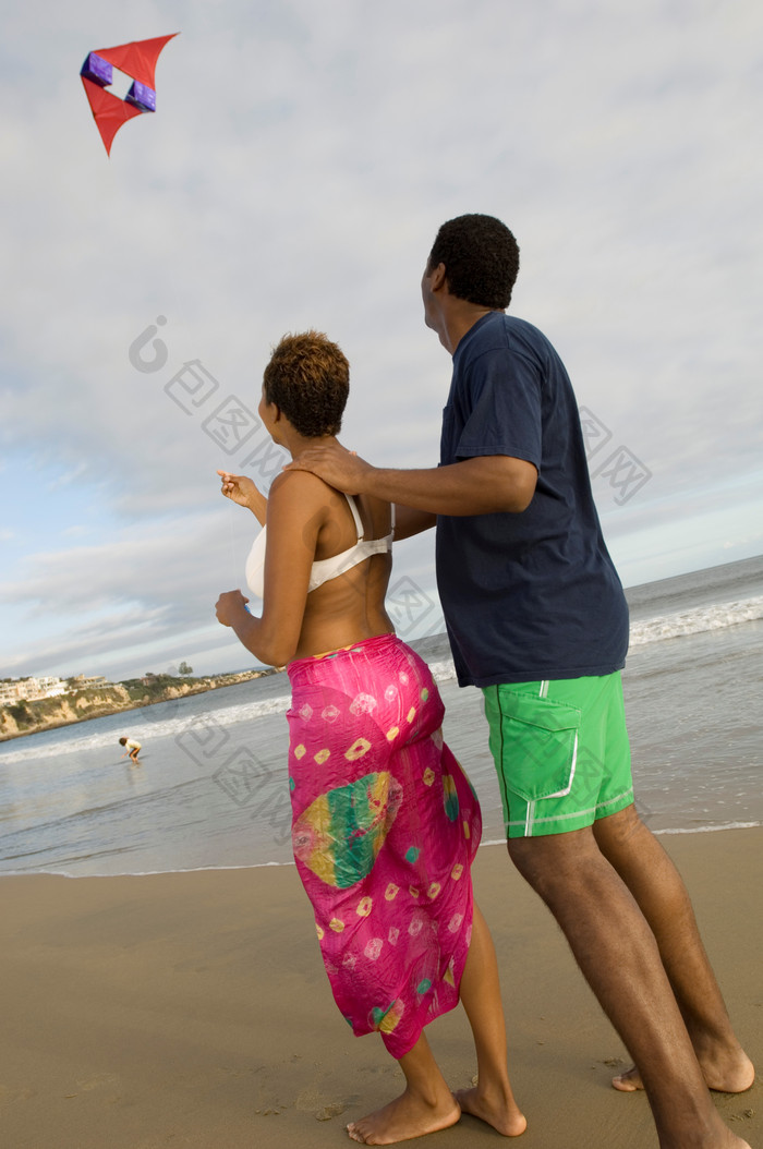 海滩放风筝的夫妻